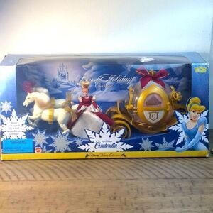 HOST PICK 2/3 💥🏰 Disney’s ❄️1998 Cinderella Royal Holiday Carriage NEW in Box.